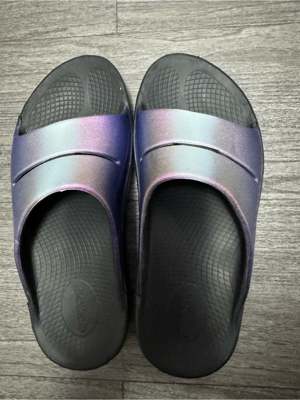 OOFOS OOahh Luxe Recovery Slide in Midnight (purple iridescent)
